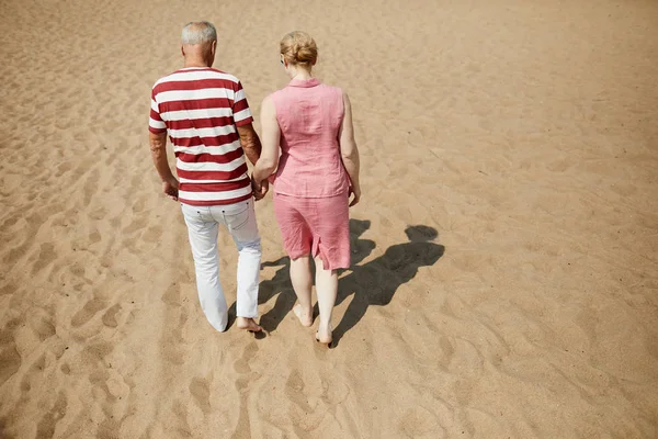 Affettuosa Coppia Anziana Casualwear Piedi Lungo Spiaggia Sabbia Nella Calda — Foto Stock