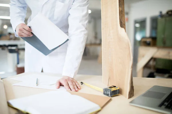 Samtida Ingenjör Studerar Nytt Material För Möbelsnickeri Och Dess Beskrivning — Stockfoto