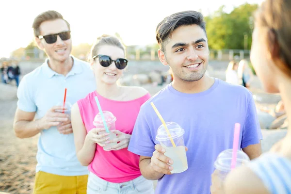 Drei Ungezwungene Teenager Mit Drinks Gespräch Mit Mädchen Während Sie — Stockfoto