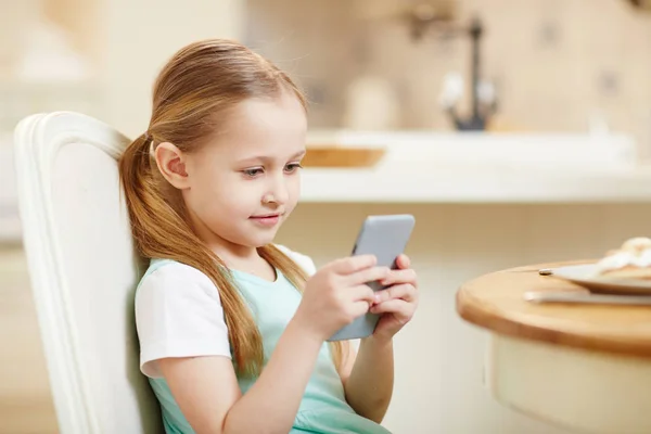 Enfant Concentré Avec Des Queues Poney Accro Gadget Assis Sur — Photo