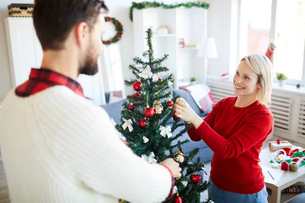 Mutlu Genç Kadın Hem Evde Noel Ağacı Dekorasyon Sırasında Kocasına — Stok fotoğraf