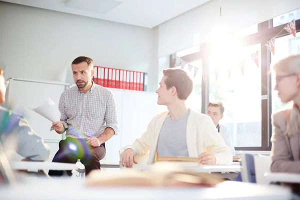 Insegnante Serio Sicuro Parlando Con Uno Degli Studenti Esprimendo Suoi — Foto Stock