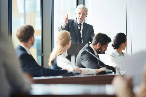 Zelfverzekerd Delegeren Van Discussie Met Publiek Tegenstander Door Tribune Politieke — Stockfoto