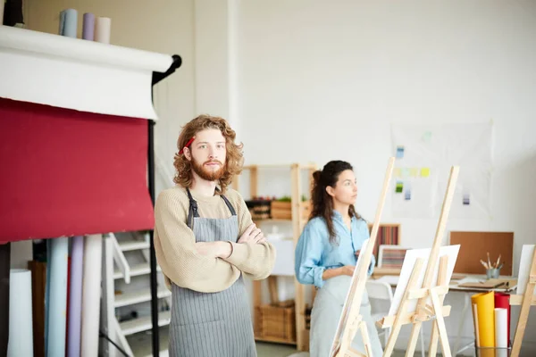 Kıyafetleri Içinde Genç Sakallı Çapraz Kollu Ressam Sanat Atölyesinde Meslektaşının — Stok fotoğraf