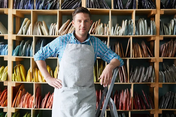 Jonge Zelfverzekerde Meester Van Mozaïek Kunstwerk Stand Cellen Met Assortiment — Stockfoto