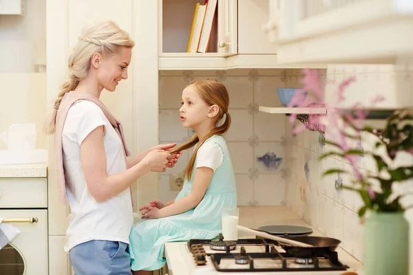 Nachdenkliche Hübsche Tochter Mit Pferdeschwänzen Teilt Geschichte Mit Mutter Während — Stockfoto