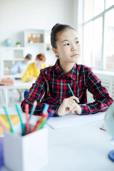 Nachdenkliches Kleines Mädchen Denkt Idee Während Schreibtisch Beim Zeichnen Sitzt — Stockfoto