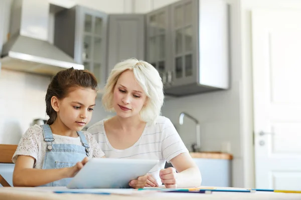 Mujer Rubia Hija Pequeña Ropa Casualwear Viendo Videos Línea Casa — Foto de Stock