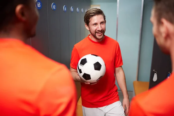 Feliz Joven Futbolista Con Pelota Fútbol Sus Compañeros Discutiendo Último —  Fotos de Stock