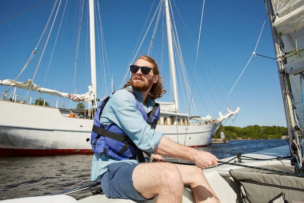 Serieuze Zorgeloze Jonge Bebaarde Man Zonnebrillen Die Varen Met Touw — Stockfoto