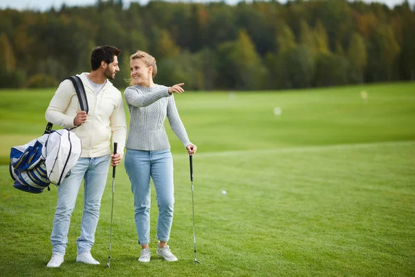 Jovem Mulher Mostrando Seu Namorado Lugar Agradável Para Jogar Golfe — Fotografia de Stock
