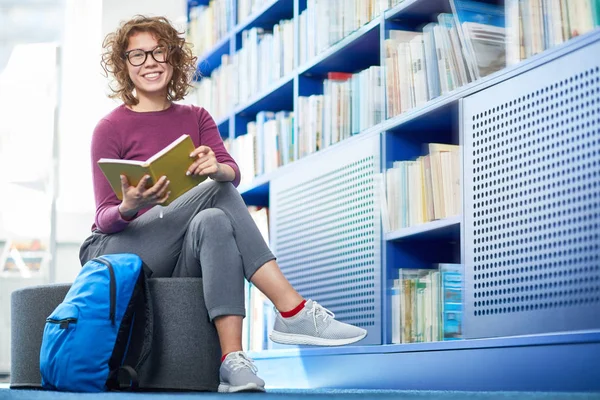 Alegre Emocionado Bonita Chica Zapatillas Deporte Sentado Puff Lectura Libro — Foto de Stock