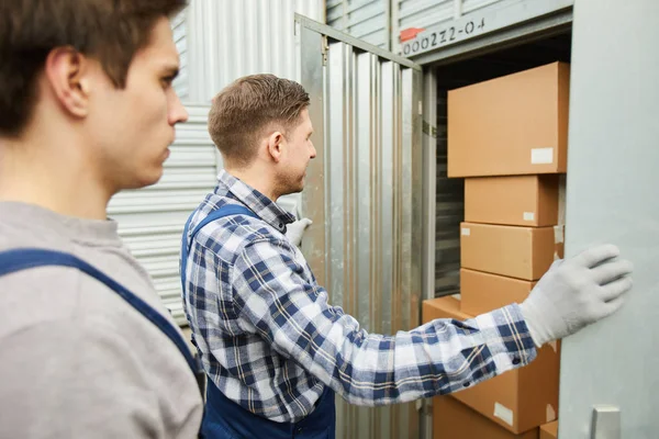 Arbetarna Öppnar Dörren Till Förvaringsbehållaren Med Bunt Förpackade Kartong Lådor — Stockfoto