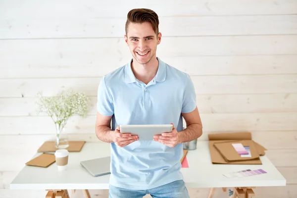 Feliz Cara Positivo Camisa Pólo Azul Navegando Rede Enquanto Procura — Fotografia de Stock