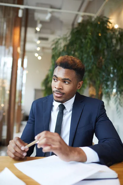 Jovem Empresário Africano Sentado Mesa Com Jornais Ouvindo Alguém Uma — Fotografia de Stock