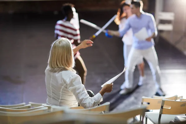 그녀의 앞에서 연주하는 학생들의 그룹을보고 경험이 풍부한 — 스톡 사진