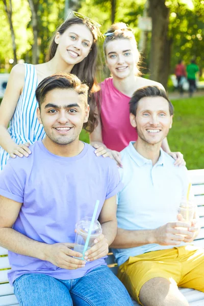 Chicos Felices Con Bebidas Sus Novias Disfrutando Pasar Rato Parque —  Fotos de Stock