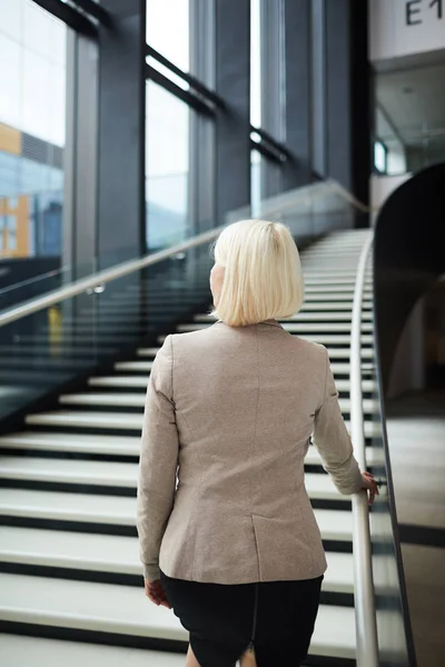 Rückansicht Der Eleganten Blonden Geschäftsfrau Die Über Eine Treppe Einem — Stockfoto