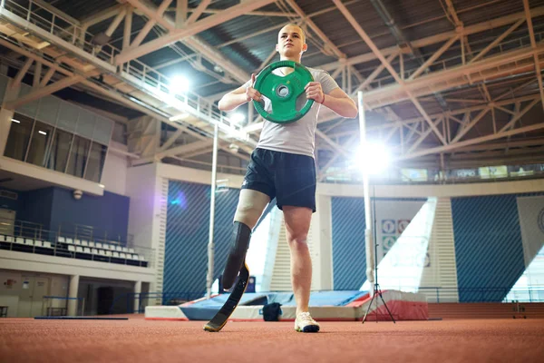 Молодий Паралімпійський Спортсмен Тримає Металевий Диск Грудях Під Час Тренувань — стокове фото