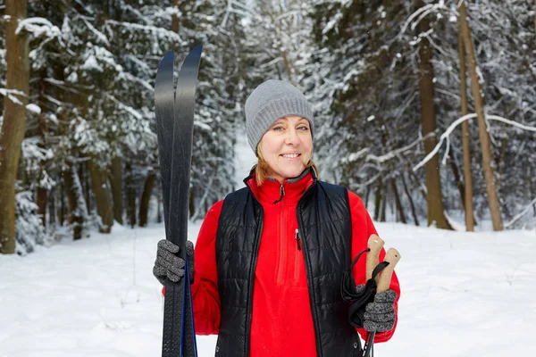 Glad Mogen Kvinna Activewear Stående Vinter Skog Efter Skidåkningen Utbildning — Stockfoto