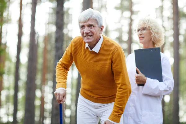 Mature Man Sick Leg Limping While Moving Natural Environment Clinician — Stock Photo, Image