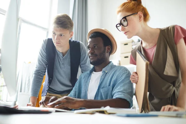 Jovem Designer Trabalhando Equipe Escritório Eles Olhando Apresentação Computador Juntos — Fotografia de Stock