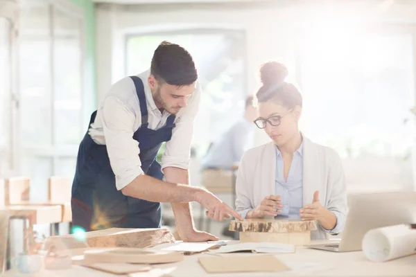 Ung Arbetare Som Pekar Träprov Samråd Med Experten Dess Egenskaper — Stockfoto