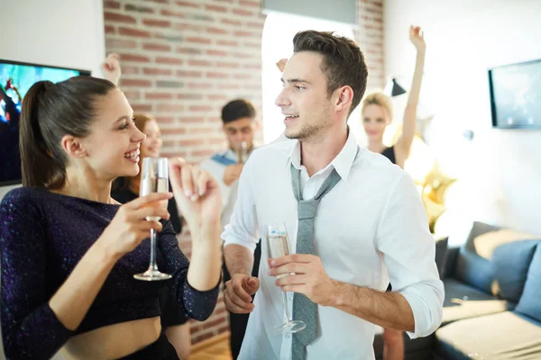 Gelukkig Jong Dansen Paar Met Fluiten Van Champagne Praten Thuis — Stockfoto