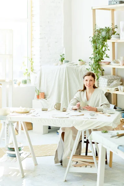 Heureuse Jeune Femme Tenue Travail Assise Table Dans Son Atelier — Photo
