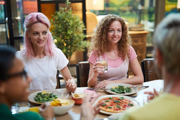 Dos Chicas Guapas Sentadas Junto Mesa Servicio Cena Hablando Con —  Fotos de Stock