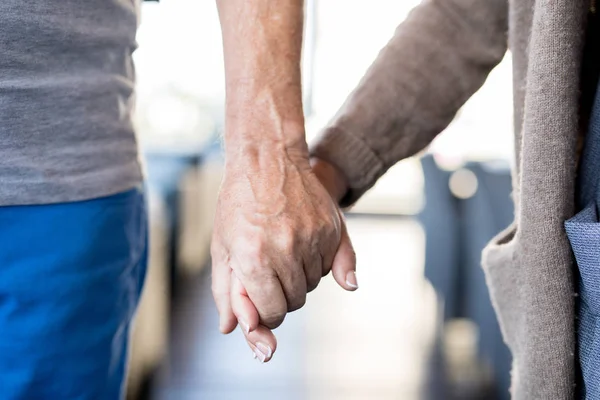 Närbild Oigenkännlig Senior Par Hålla Händerna Symbol För Kärlek Och — Stockfoto