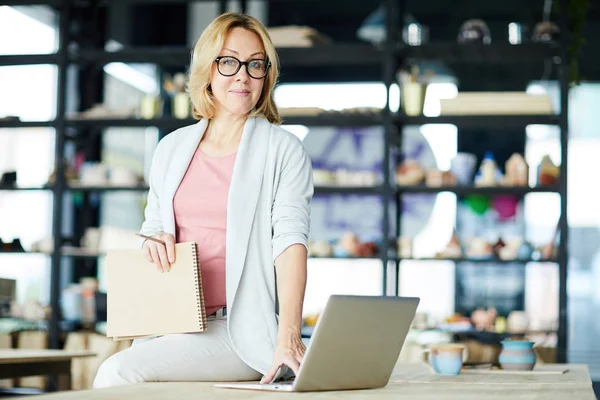 Säker Professionell Smarta Kläder Sitter Bordet Framför Kameran Och Söka — Stockfoto