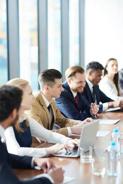 Estudantes Negócios Adultos Positivos Formalwear Recebendo Novos Conhecimentos Ouvir Palestra — Fotografia de Stock