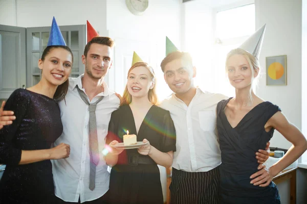 若い愛情深い友人のグループは 幸せな誕生日にあなたを祝福し ホームパーティーを楽しんでいます — ストック写真