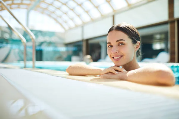 Yüzme Havuzdan Spa Eğlence Merkezinde Dinlenme Yaparken Mutlu Gülümseyen Kız — Stok fotoğraf