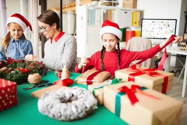 Klein Meisje Koppelverkoop Verpakt Geschenk Met Rood Lint Terwijl Haar — Stockfoto