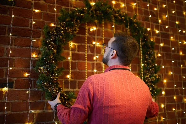 Pırıl Pırıl Işıklar Ile Tuğla Duvara Iğne Yapraklı Xmas Çelenk — Stok fotoğraf