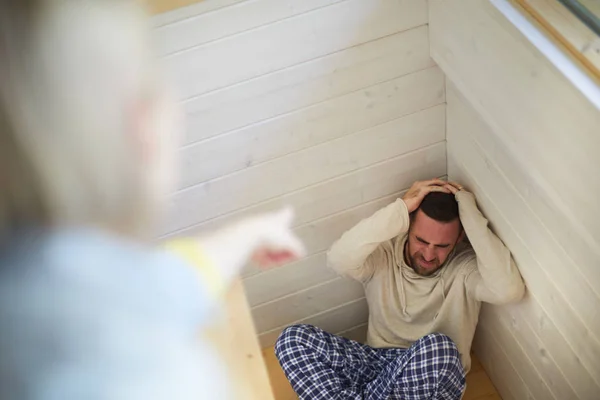 Jeune Homme Caucasien Frustré Assis Sur Sol Souffrant Douleur Pendant — Photo