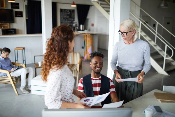 Zwei Geschäftsfrauen Diskutieren Schreibtisch Büro Mit Ihrem Afrikanischen Kollegen Über — Stockfoto