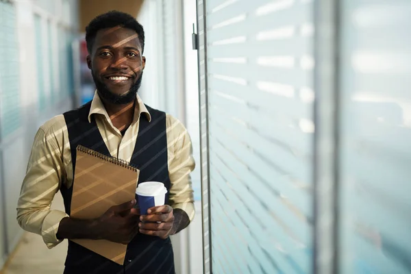 Sorrindo Bonito Jovem Designer Preto Com Barba Corredor Estreito Empresa — Fotografia de Stock