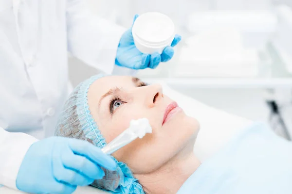 Cosmetician Whitecoat Luvas Aplicando Máscara Creme Rosto Fêmea Madura Após — Fotografia de Stock