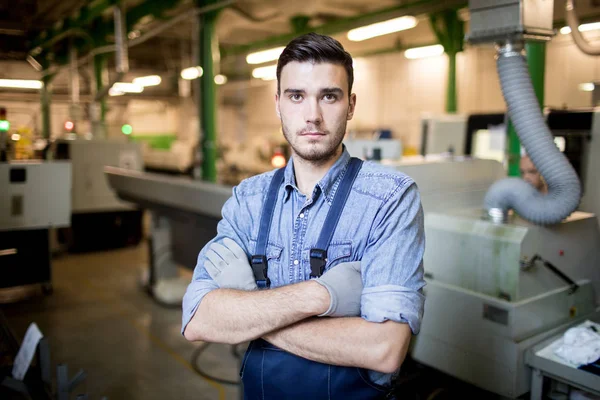 Portret Van Een Zelfverzekerde Jonge Werknemer Het Algemeen Staande Met — Stockfoto