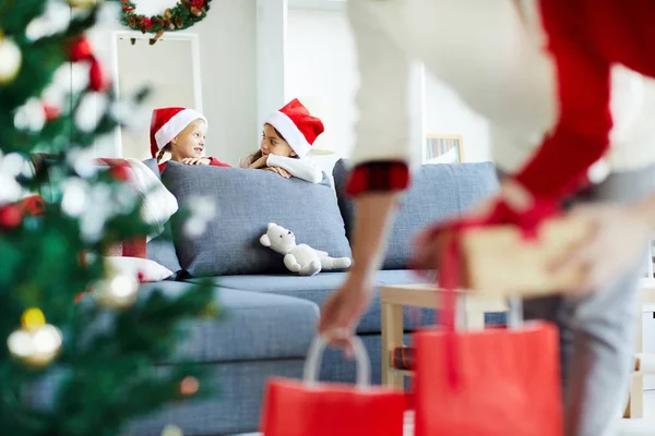 Dos Niñas Santa Sofá Discutiendo Ideas Regalos Que Quieren Para —  Fotos de Stock