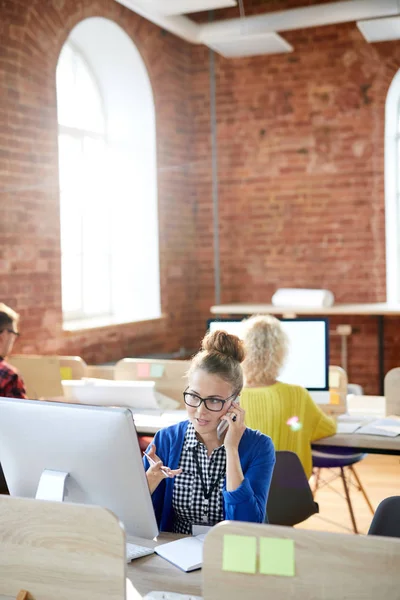 Young Confident Secretary Office Manager Casualwear Talking Smartphone Analyzing Dat — Stock Photo, Image