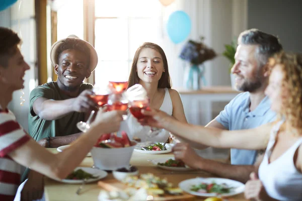 快乐的跨文化朋友聚集在餐桌旁 在家里庆祝节日 — 图库照片