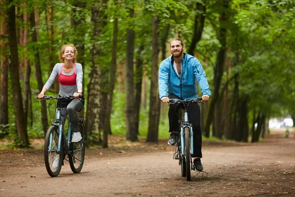 Lycklig Kille Och Hans Flickvän Cyklar Tittar Dig Medan Ridning — Stockfoto