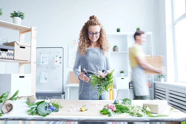 Joven Florista Cortando Hilo Excesivo Mientras Hace Ramo Floral Que — Foto de Stock