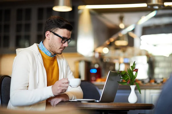 Ung Seriös Affärsman Läser Data Bärbar Dator Medan Tar Kopp — Stockfoto