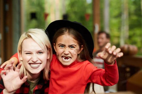 Ung Leende Kvinna Och Hennes Lilla Dotter Med Skrämmande Ansiktsuttryck — Stockfoto