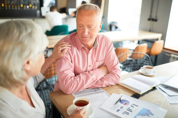 Kvinnlig Kollega Stödjer Mogen Affärsman Arbetsmöte Café — Stockfoto